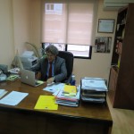 abogado P. Bernal en despacho